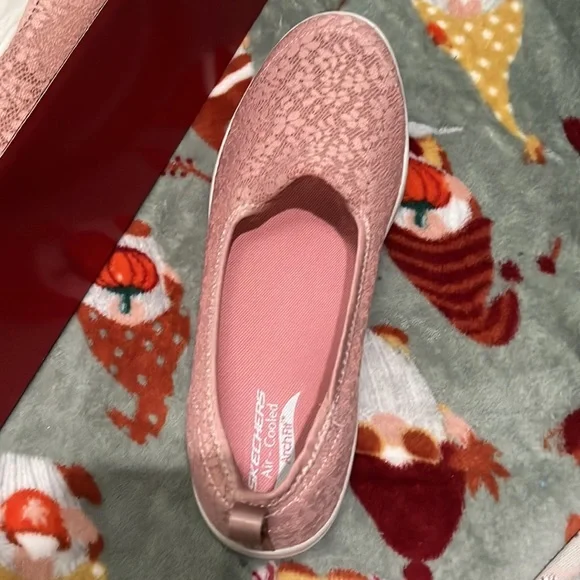 BRAND NEW SKETCHERS PINK FLORAL SLIP ON SIZE 8.5 - Picture 4 of 5